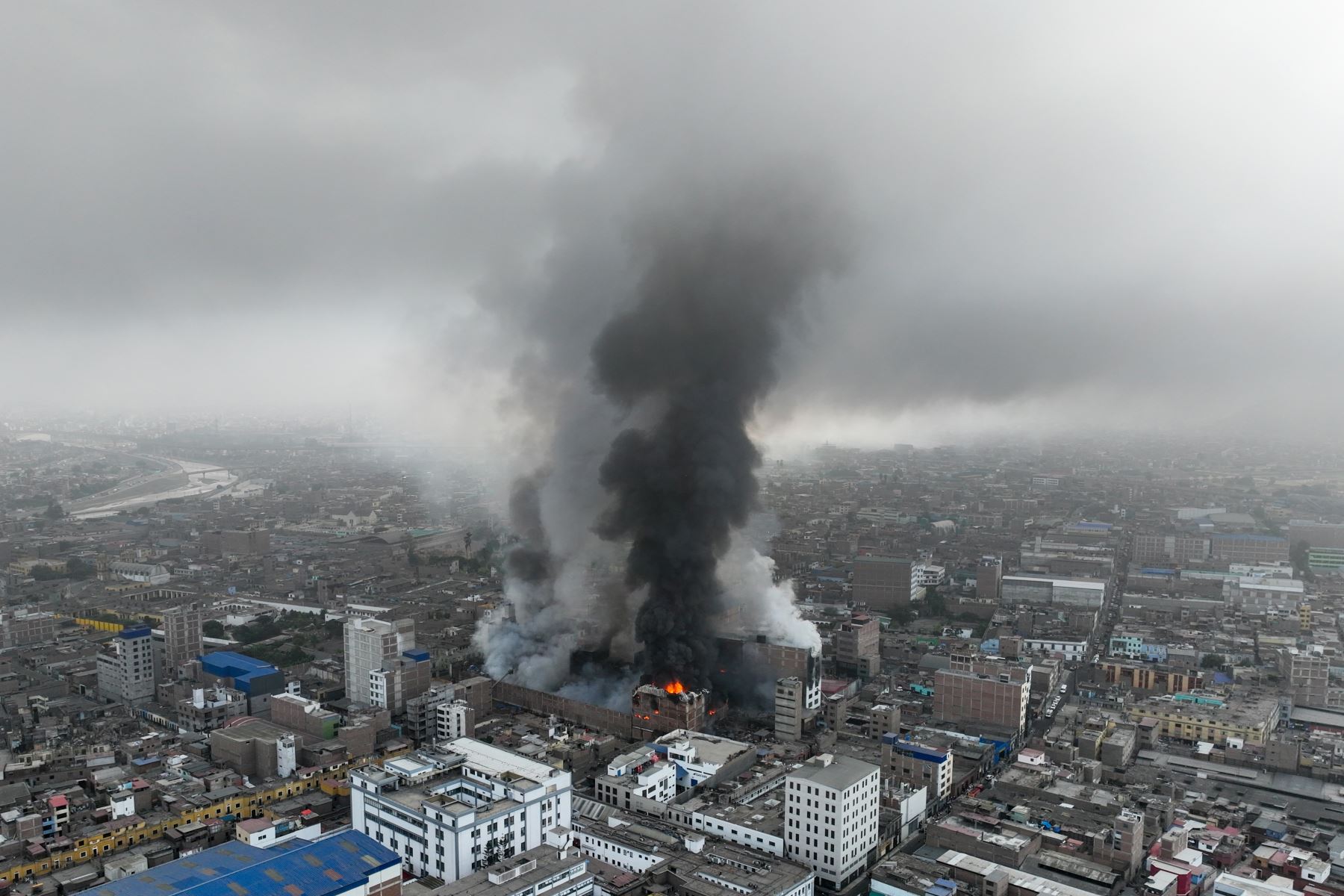 Incendio lleva 60 horas y está lejos de apagarse