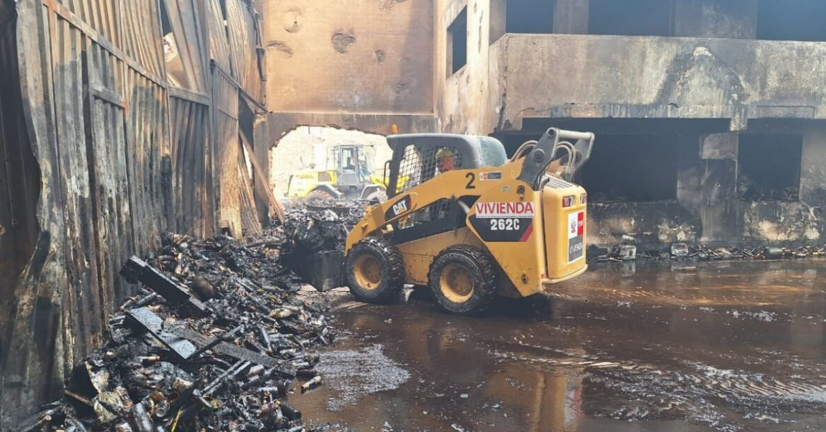Retiran escombros tras incendio en Barrios Altos