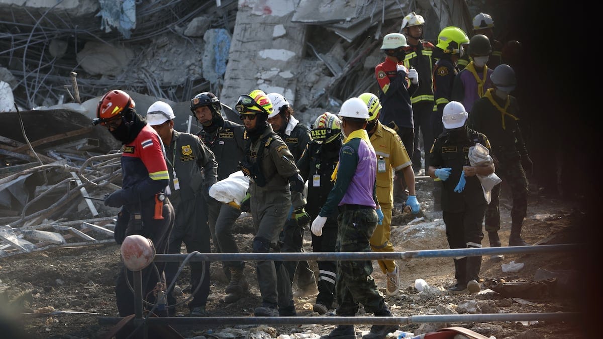 Sube a 1,700 los muertos tras terremoto en Myanmar