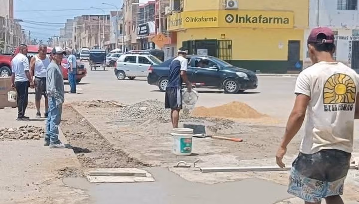 Taxistas reparan forado en Avenida Belaúnde ante inacción de autoridades