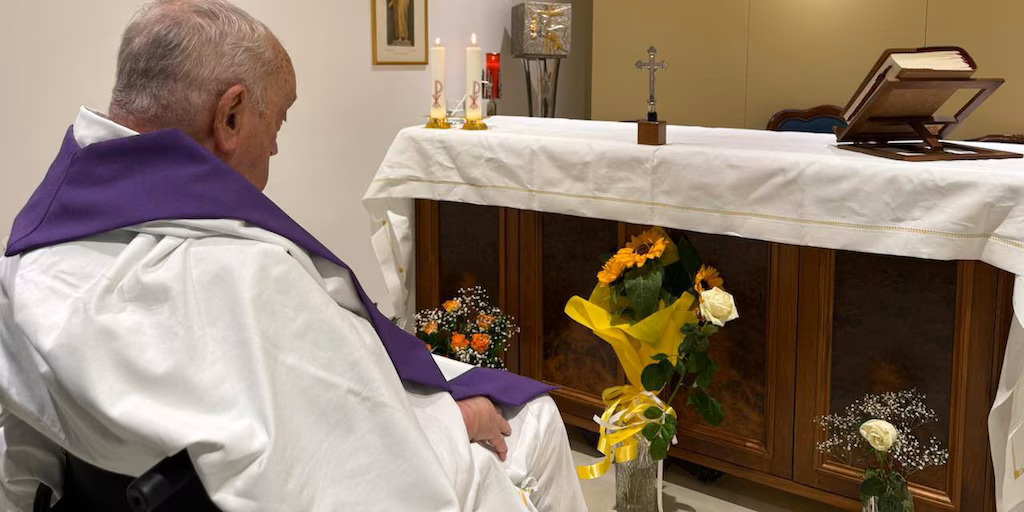 Vaticano divulga la primera imagen del Papa en un mes
