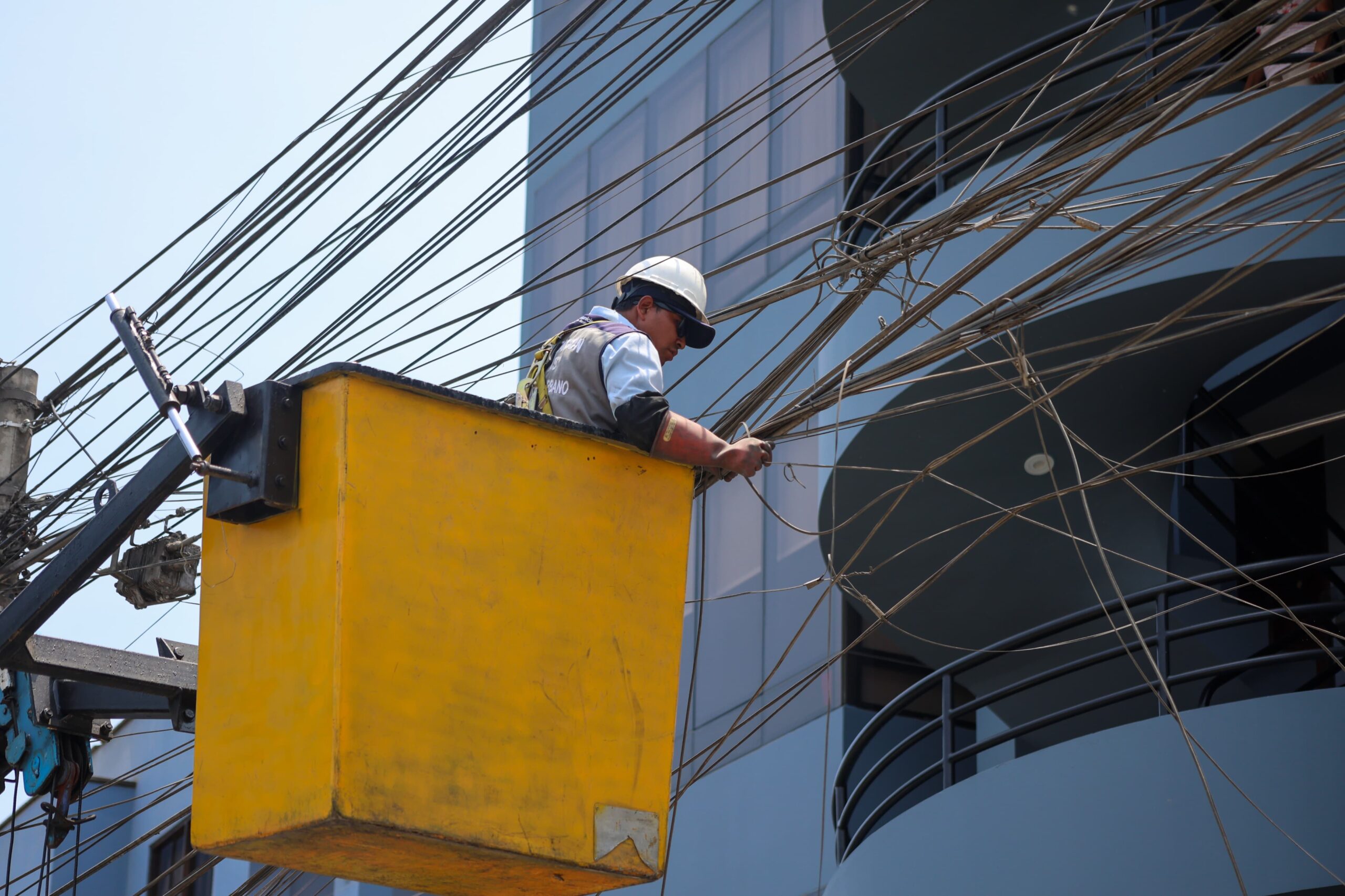 Municipalidad de Surco intensifica el retiro de cables que ponen en riesgo la vida de las personas