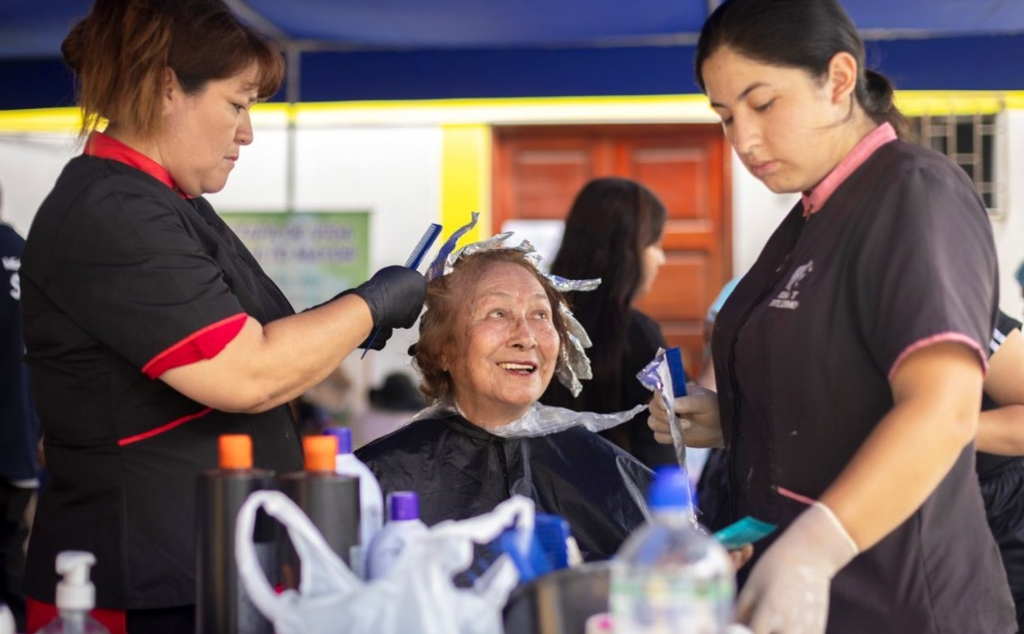 Día Internacional de la Mujer: Adultas mayores del CIAM de SMP disfrutaron de campañas de salud y maquillaje