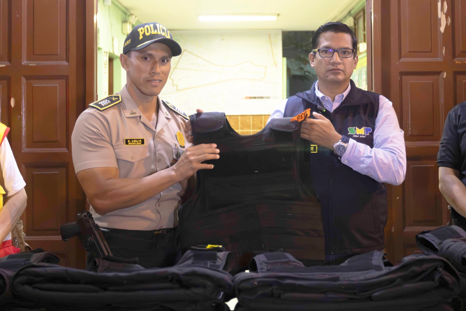 Alcalde de SMP, Hernán Sifuentes, entregó 20 chalecos antibalas para que policías enfrenten a la delincuencia