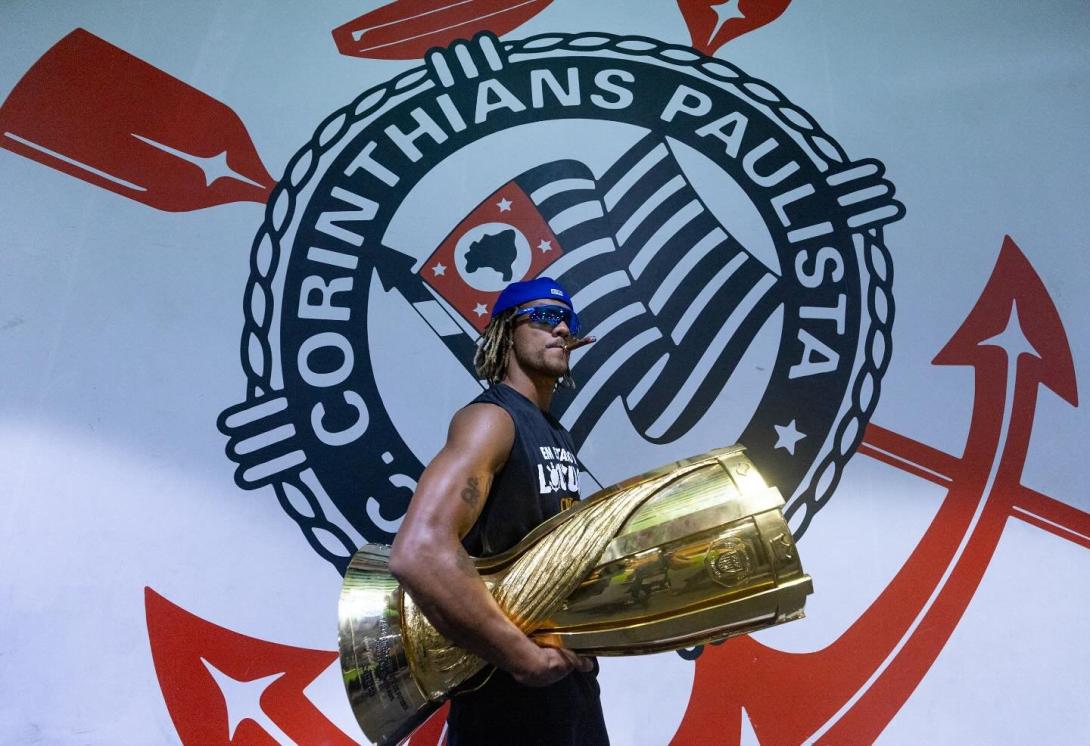 André Carrillo levanta su primer título con el Corinthians