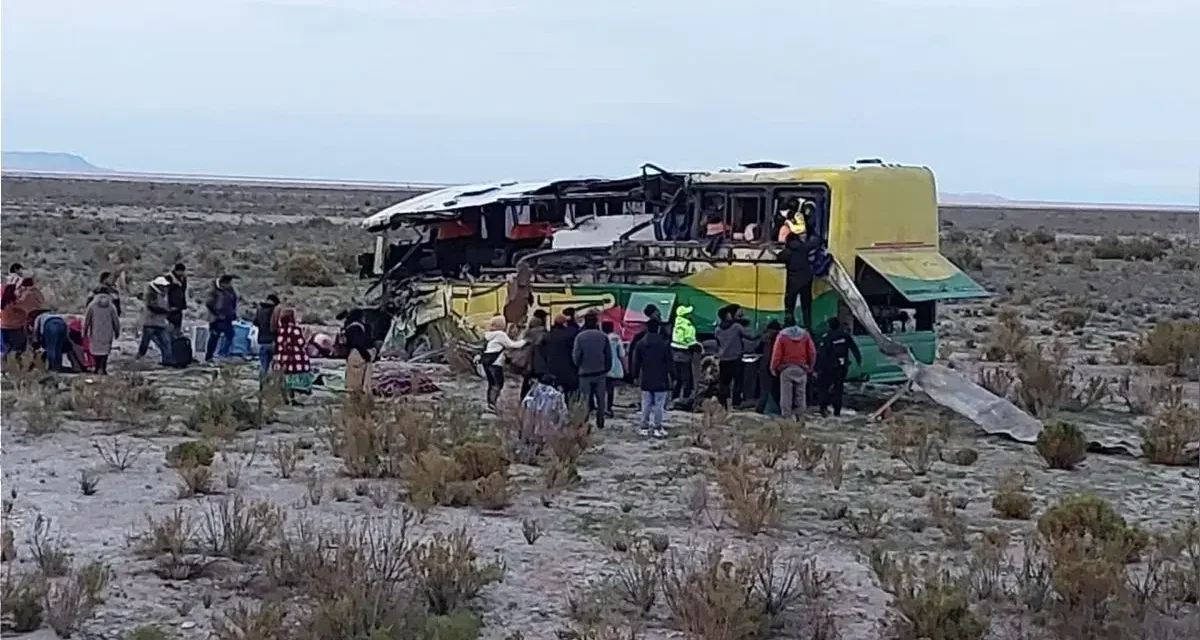 Siete peruanos mueren en choque de buses en Bolivia