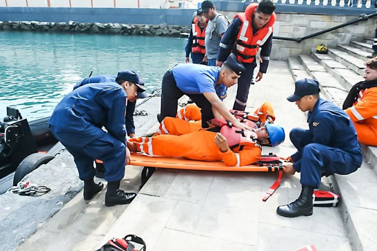 Marina de Guerra rescata a seis tripulantes tras colisión