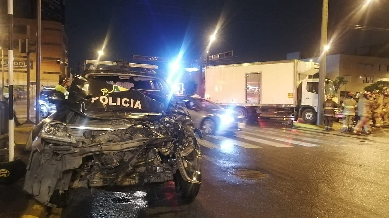 Aparatoso choque entre un camión y un patrullero