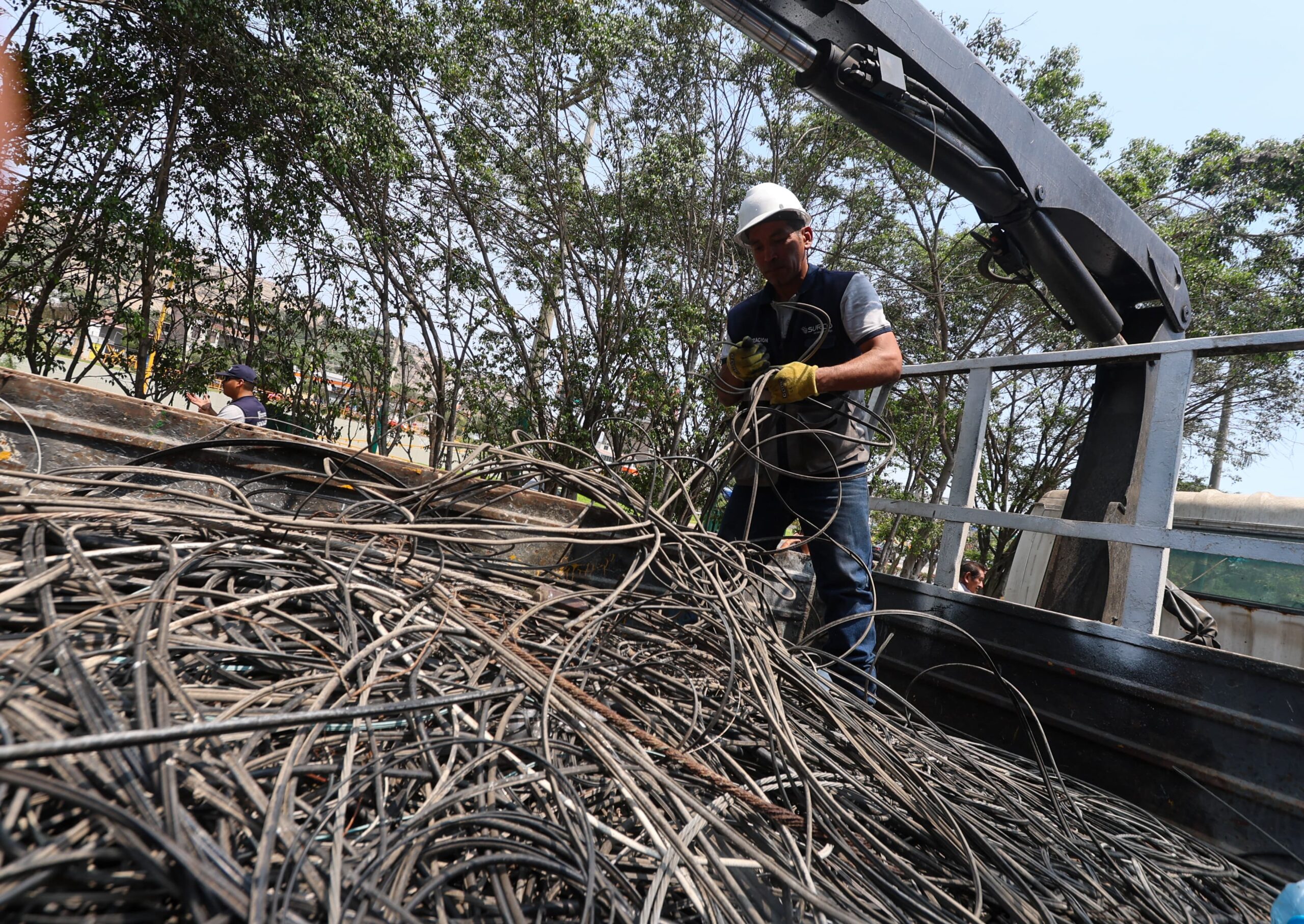 Surco intensifica retiro  de cables que ponen en  riesgo vida de personas