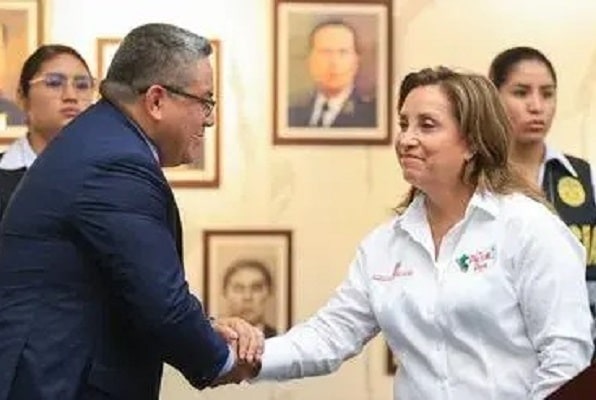 Dina Boluarte autorizó viaje de ministro Santiváñez