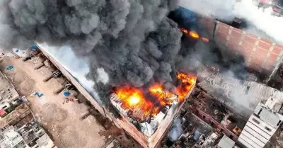 Barrios Altos: Bomberos continúan luchando contra las llamas