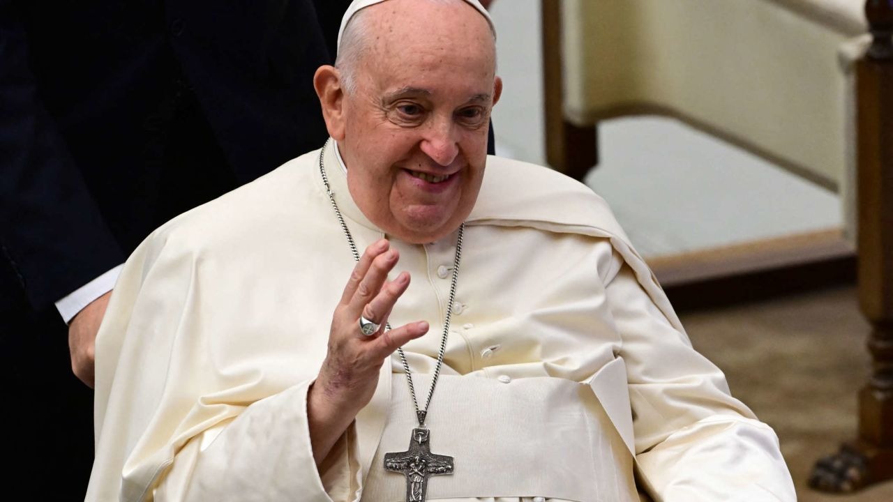 Papa Francisco continúa fisioterapia respiratoria