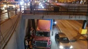 Camión impactó contra estructura metálica