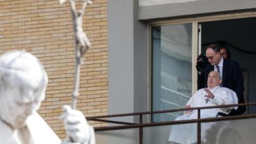 El Papa saludó a fieles y regresó al Vaticano