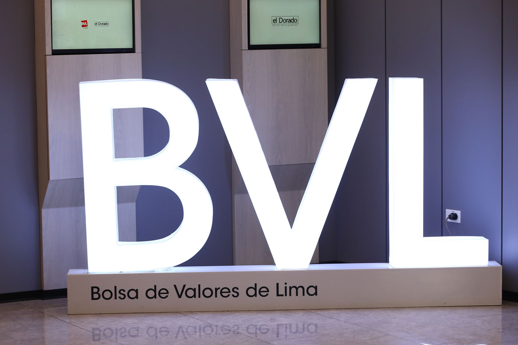 Caída en la Bolsa de Valores de Lima por crisis comercial