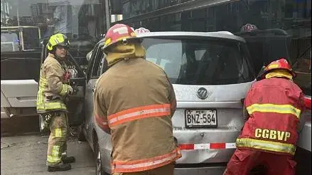 Automóvil invadió vía del Metropolitano y chocó frontalmente