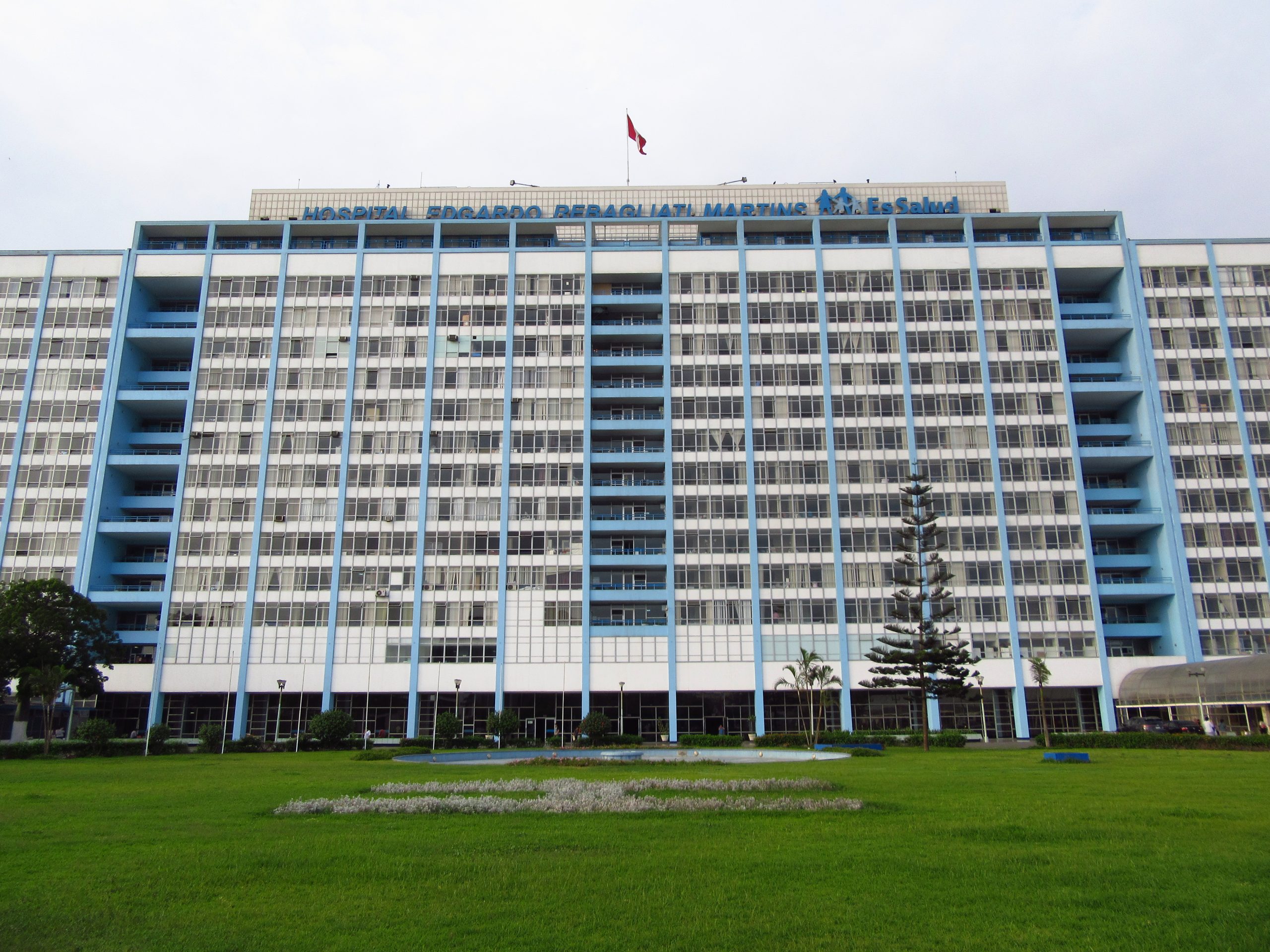 Mujer pierde la vida al caer del piso 14 del Hospital Rebagliati