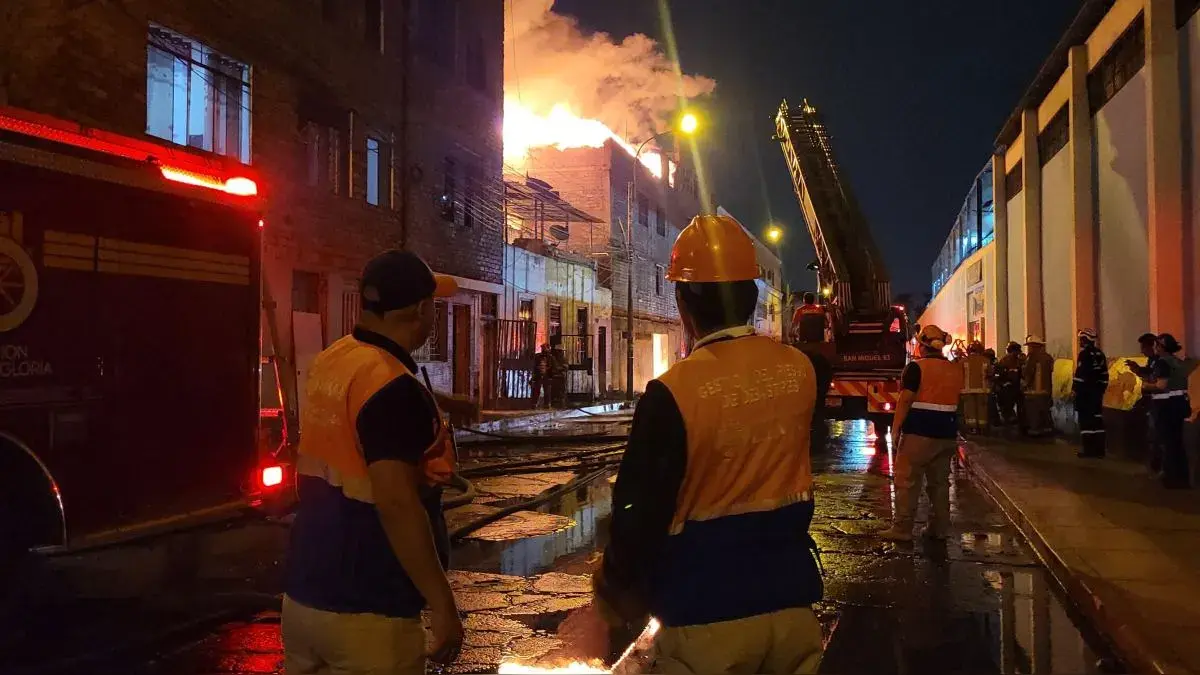 Bomberos continúan luchando contra incendio en Barrios Altos