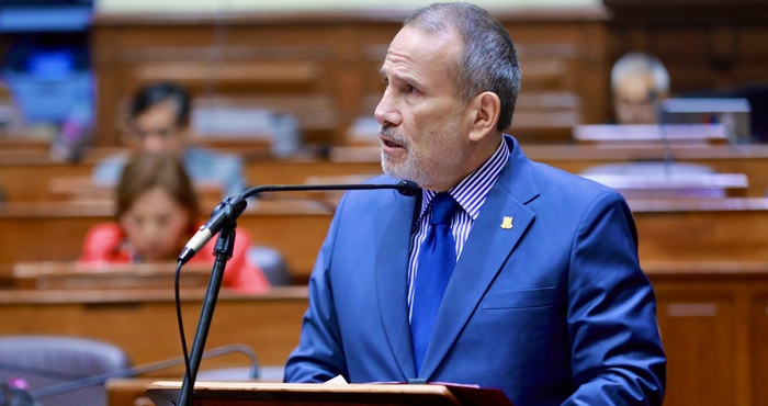 Cuestionan a Canciller por asilo a Nadine