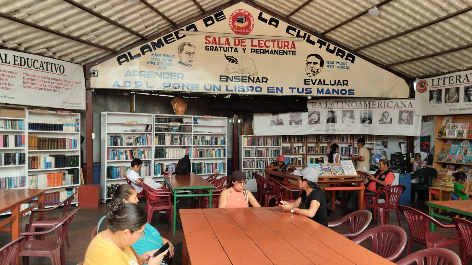 Día Mundial del Libro rinde homenaje a Mario Vargas Llosa