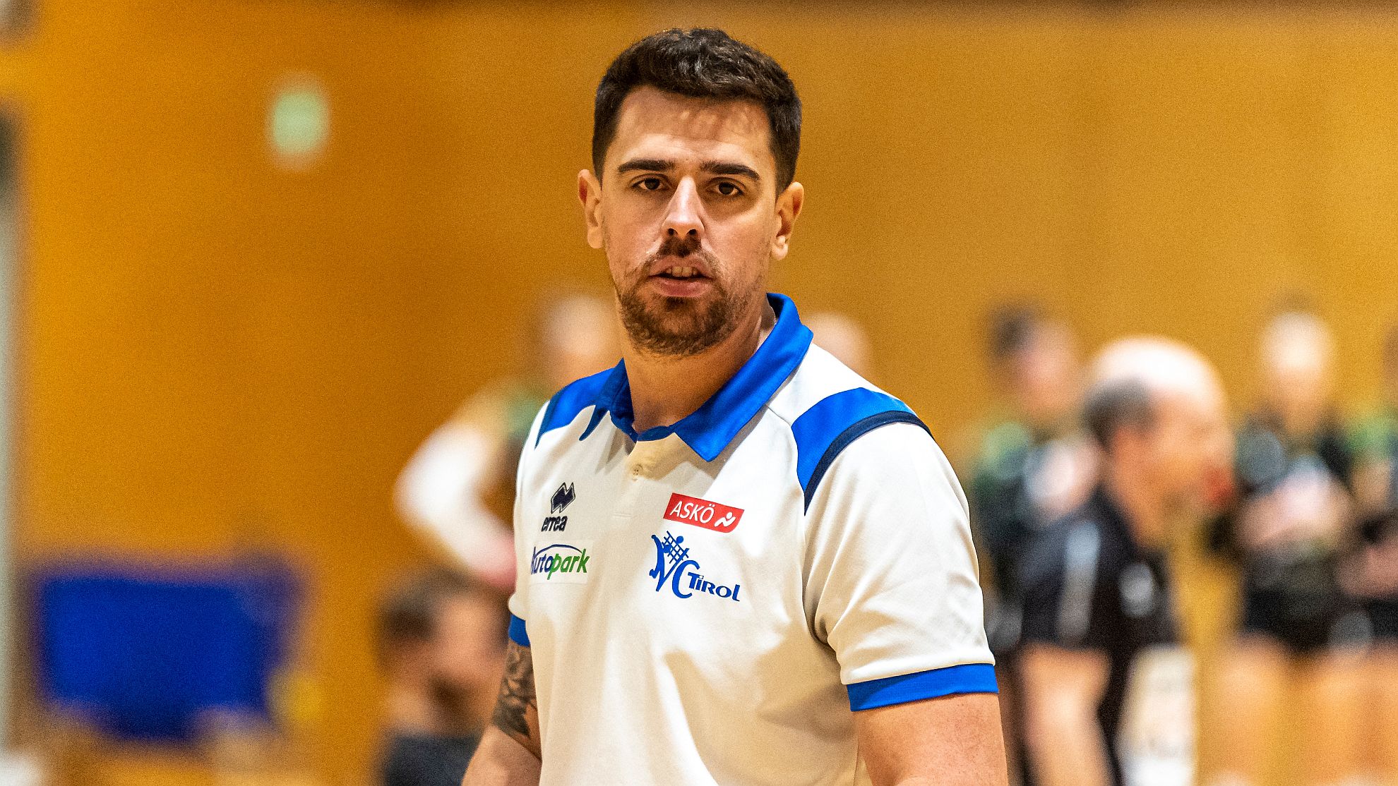 Facundo Morando se pone el buzo del equipo de voley de Alianza Lima