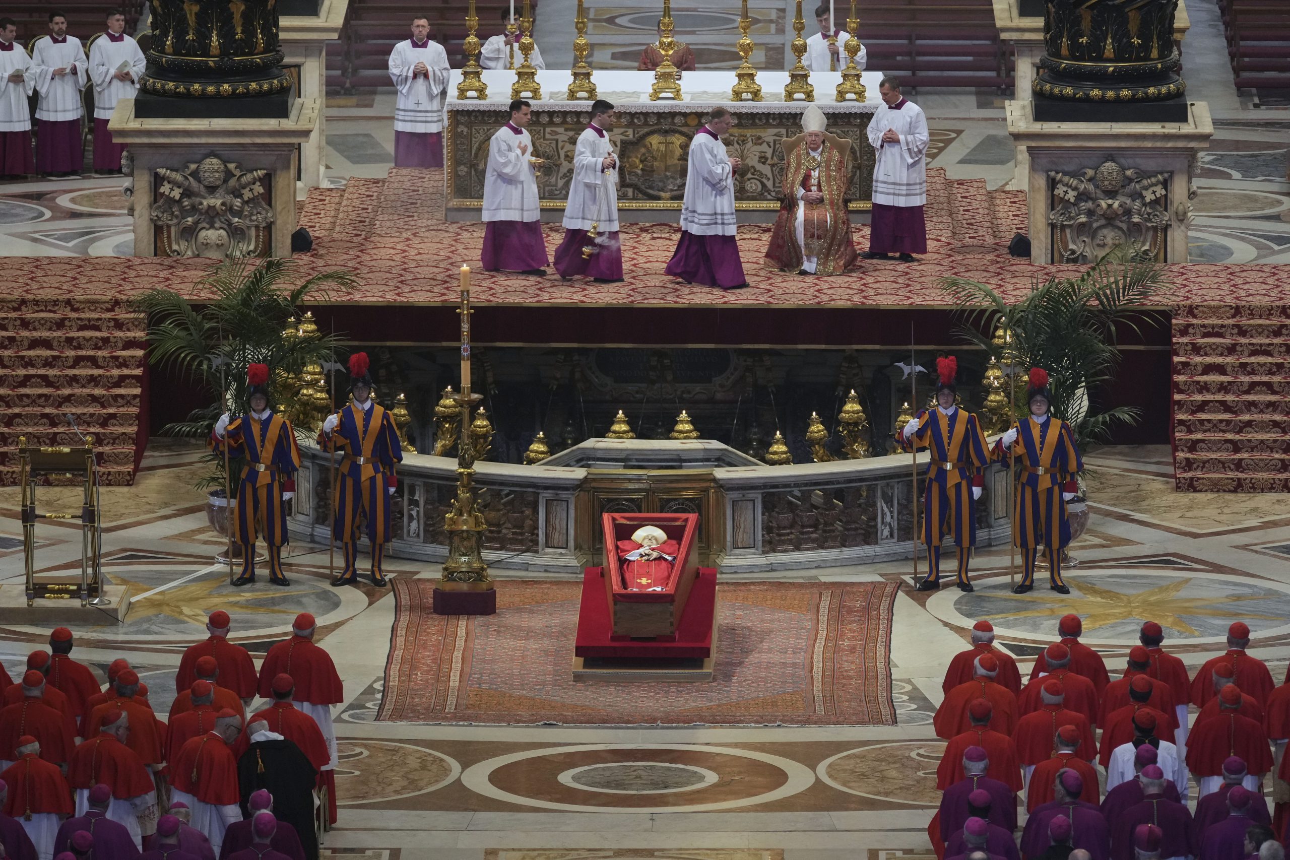 Cardenal Cipriani asistió al velorio del Papa Francisco