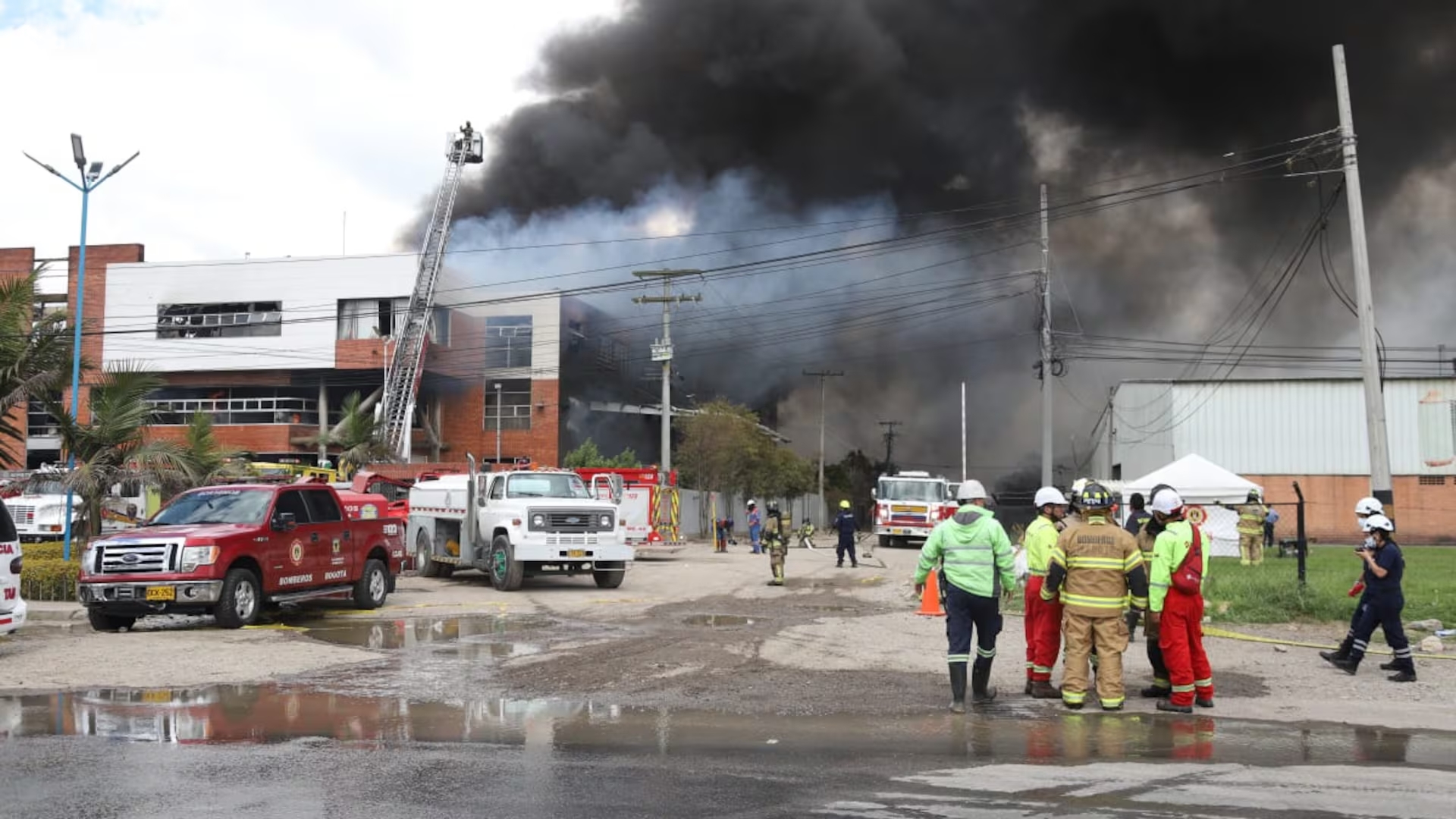 Voraz incendio consumió un almacén de colchones en Comas