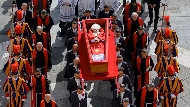 Más de 20.000 fieles despiden al Papa en la basílica de San Pedro