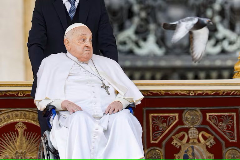 Papa Francisco acude a la basílica de San Pedro en Sábado Santo