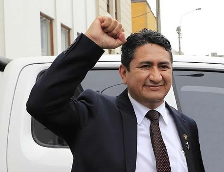 Prófugo Cerrón reaparece y advierte traición en Palacio