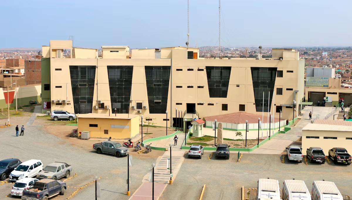 Gobernadora de Lima favoreció con contratos a empresa de su padrino