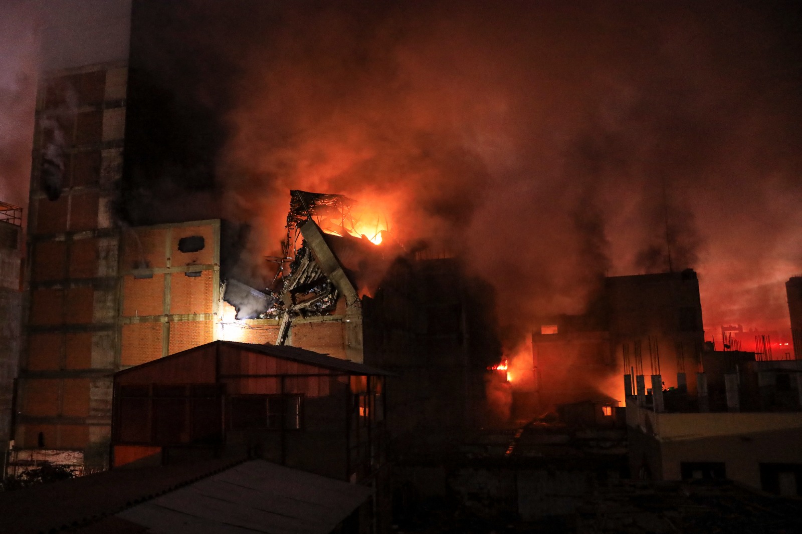 Seis edificios fueron demolidos tras feroz incendio en Barrios Altos