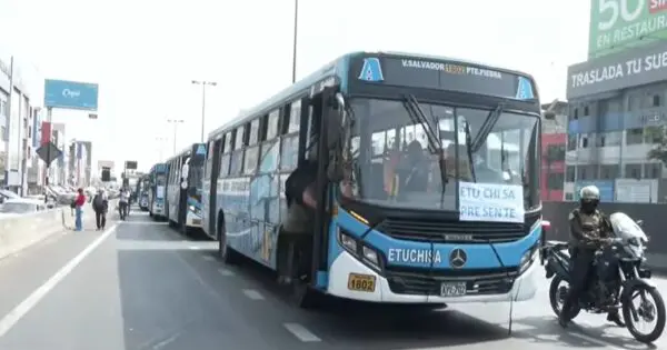 Transportistas acatan paro contra extorsiones y marchan al Congreso