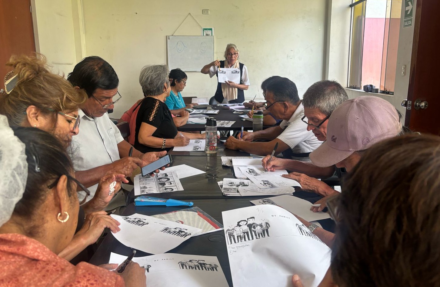 Abuelitos aprenden inglés en taller gratuito de la Municipalidad de SMP