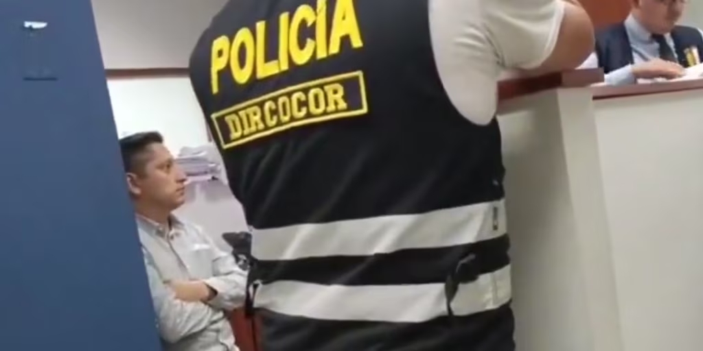 Detienen a fiscal por recibir coima de S/10 mil