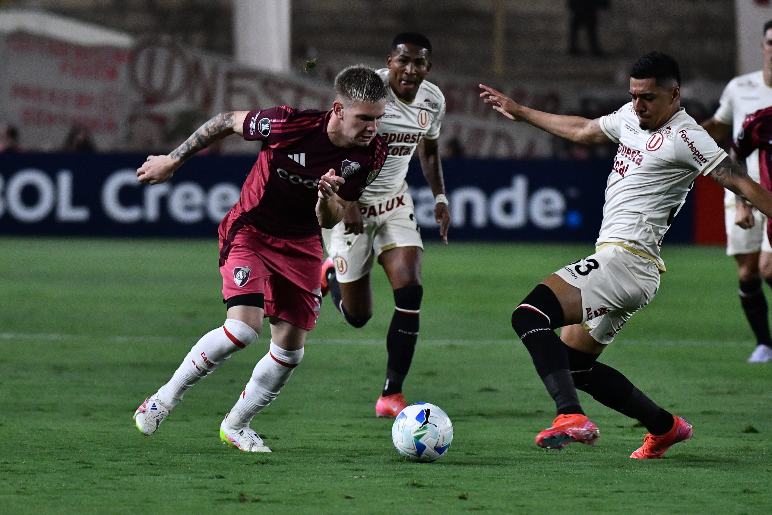 Universitario cayó ante River en el inicio de la Copa Libertadores