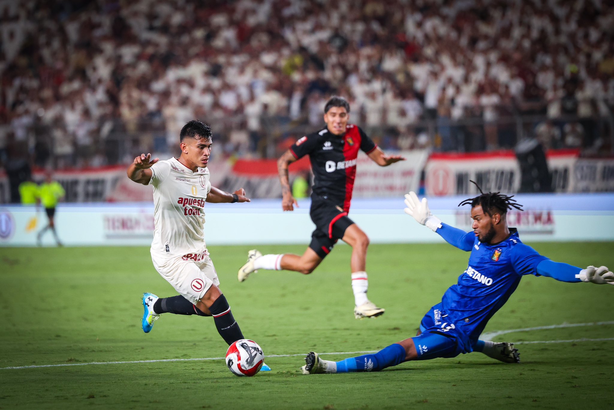 Universitario goleó a Melgar y le quitó el invicto