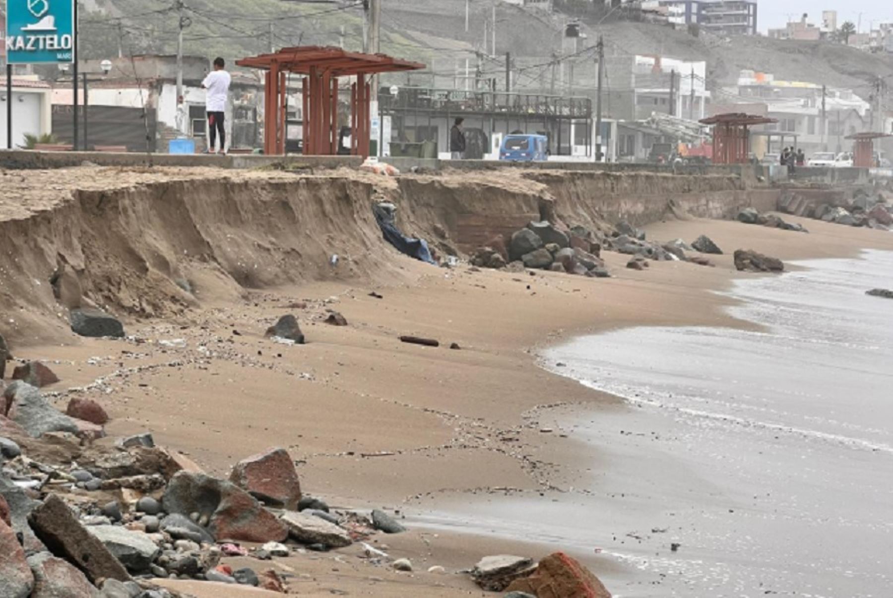 Oleajes intensos dañan playas y estructuras en Barranca