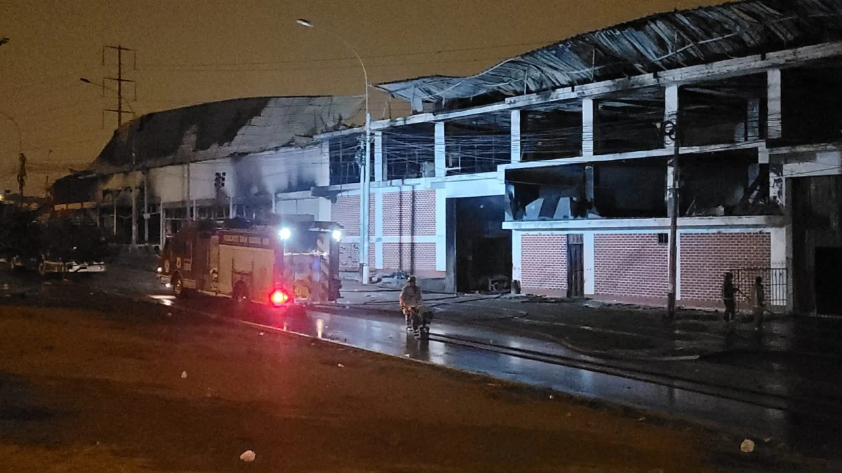 Tras más de 15 horas bomberos controlan incendio en VES