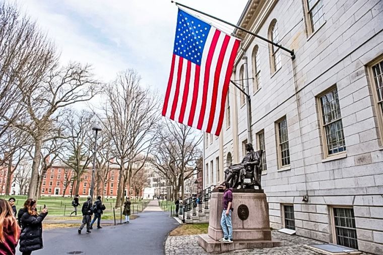 Trump prohíbe a Harvard matricular estudiantes extranjeros