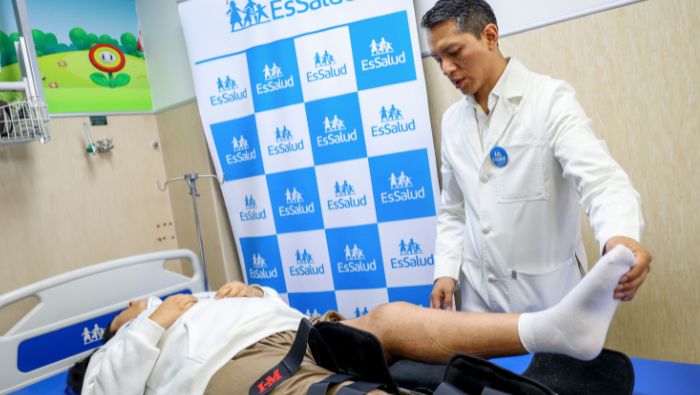 Traumatólogos del hospital Rebagliati de EsSalud logran alargar la pierna de una menor de 12 años con cirugías de alta complejidad