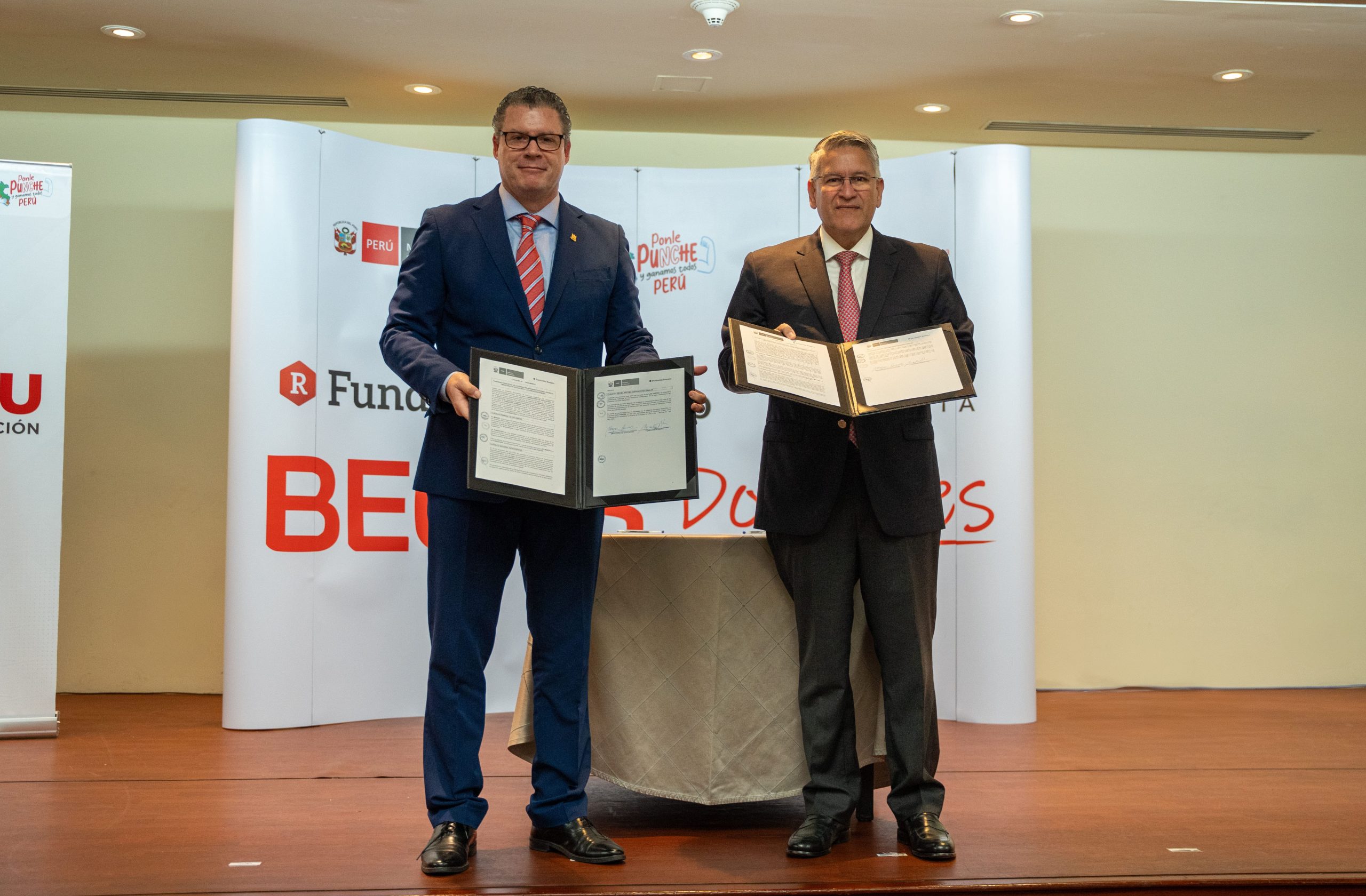 Fundación Romero y MINEDU entregan 250 mil becas para docentes públicos