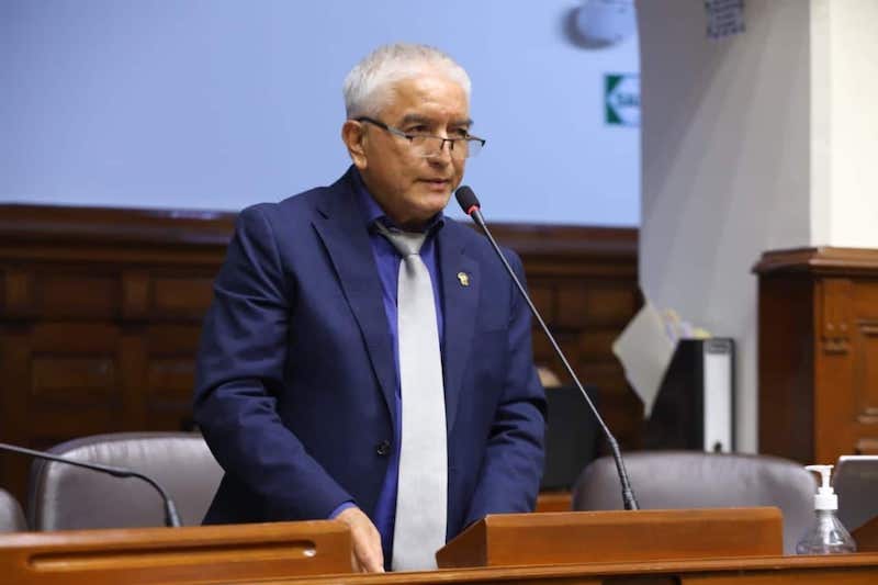 Héctor Acuña critica el apoyo de su hermano César al gobierno