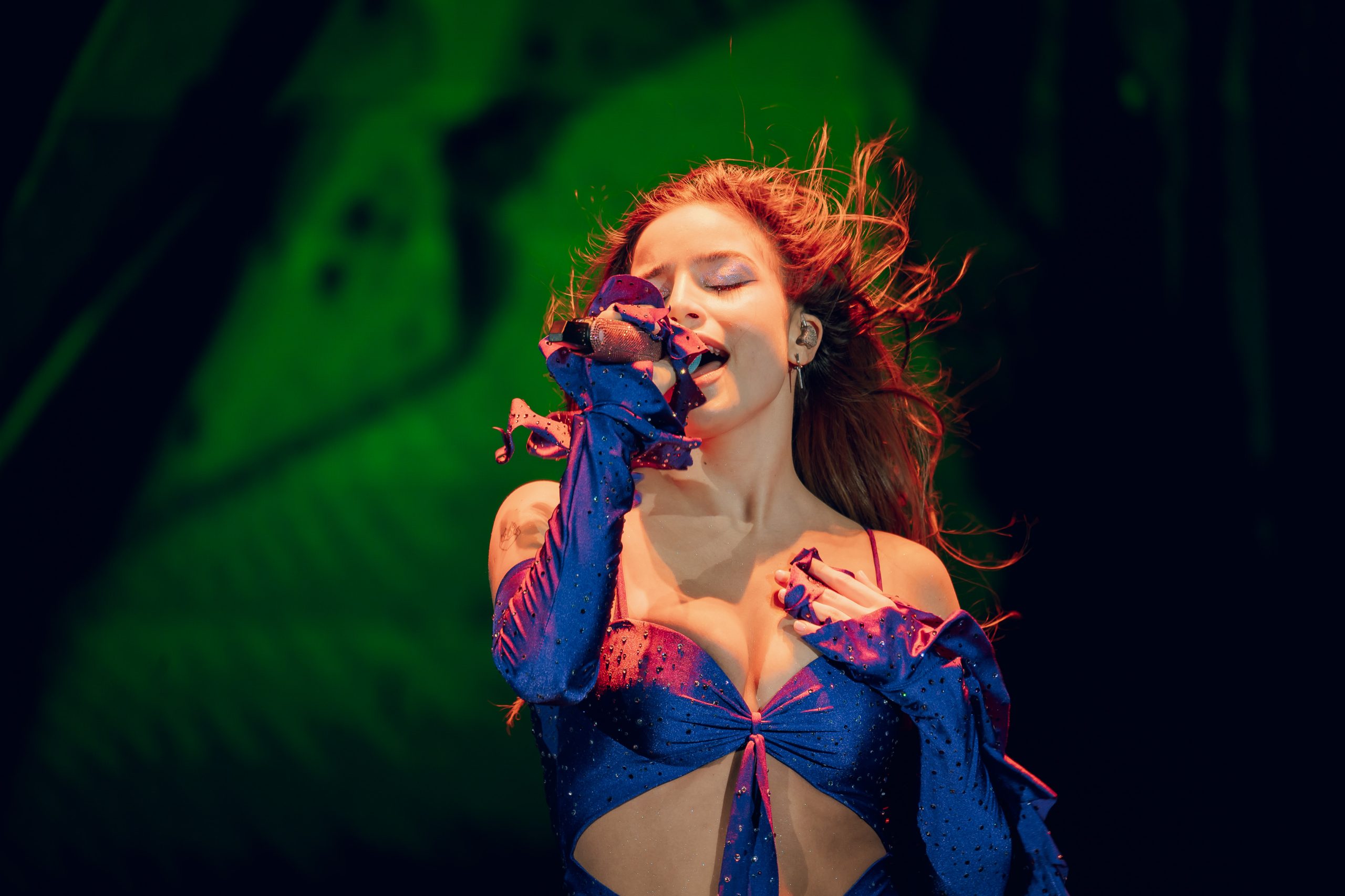 Emilia deslumbró en Lima con un show cargado de coreografías