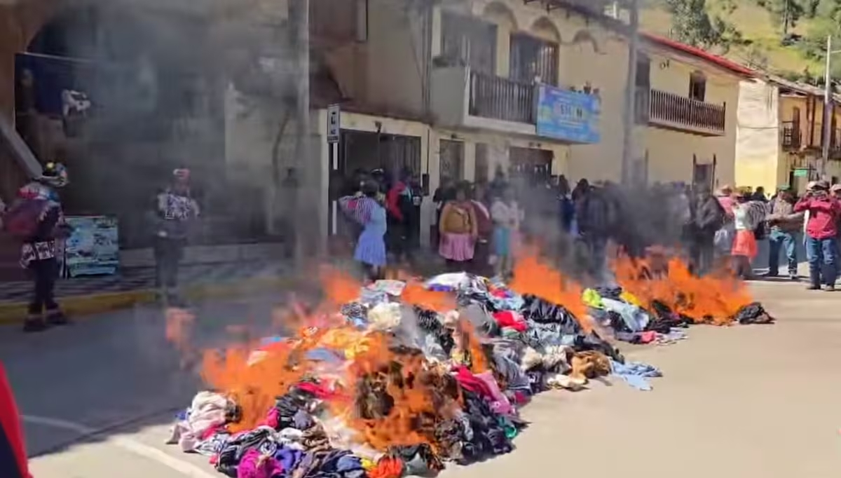 Carhuapata protesta por ropa en mal estado entregada a madres en día especial