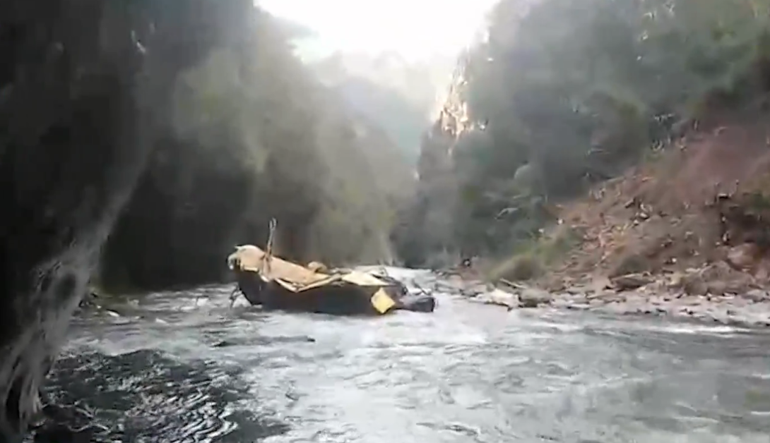 Bus con 30 pasajeros cayó al río Inambari en Puno