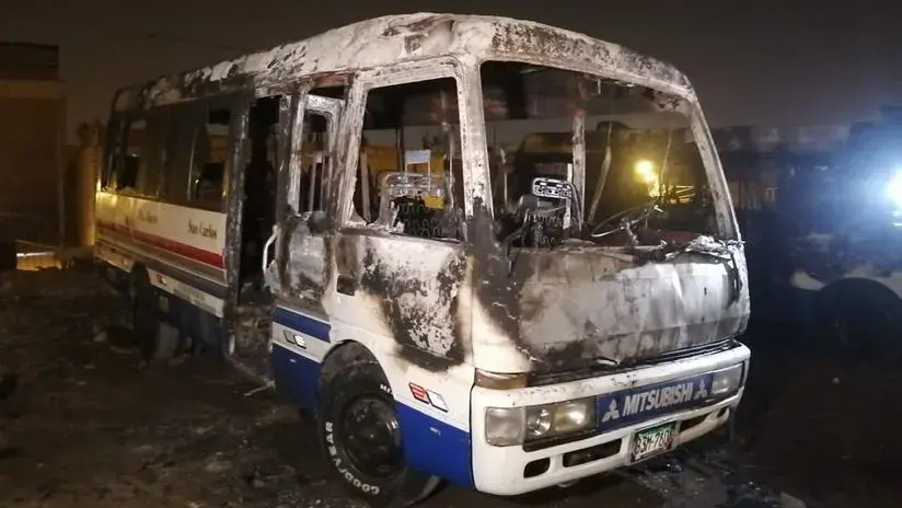 Capturan a extorsionador implicado en incendio de cústeres