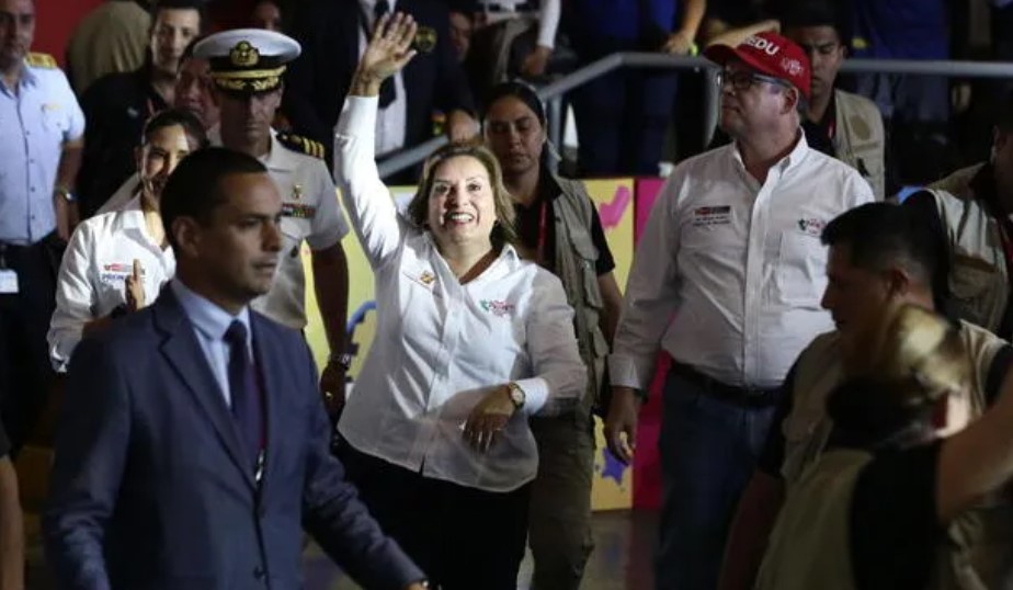 Dina Boluarte es abucheada por becarios