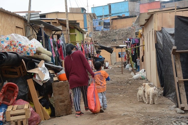 Pobreza extrema bajó en 2024, pero se concentra más en zonas urbanas