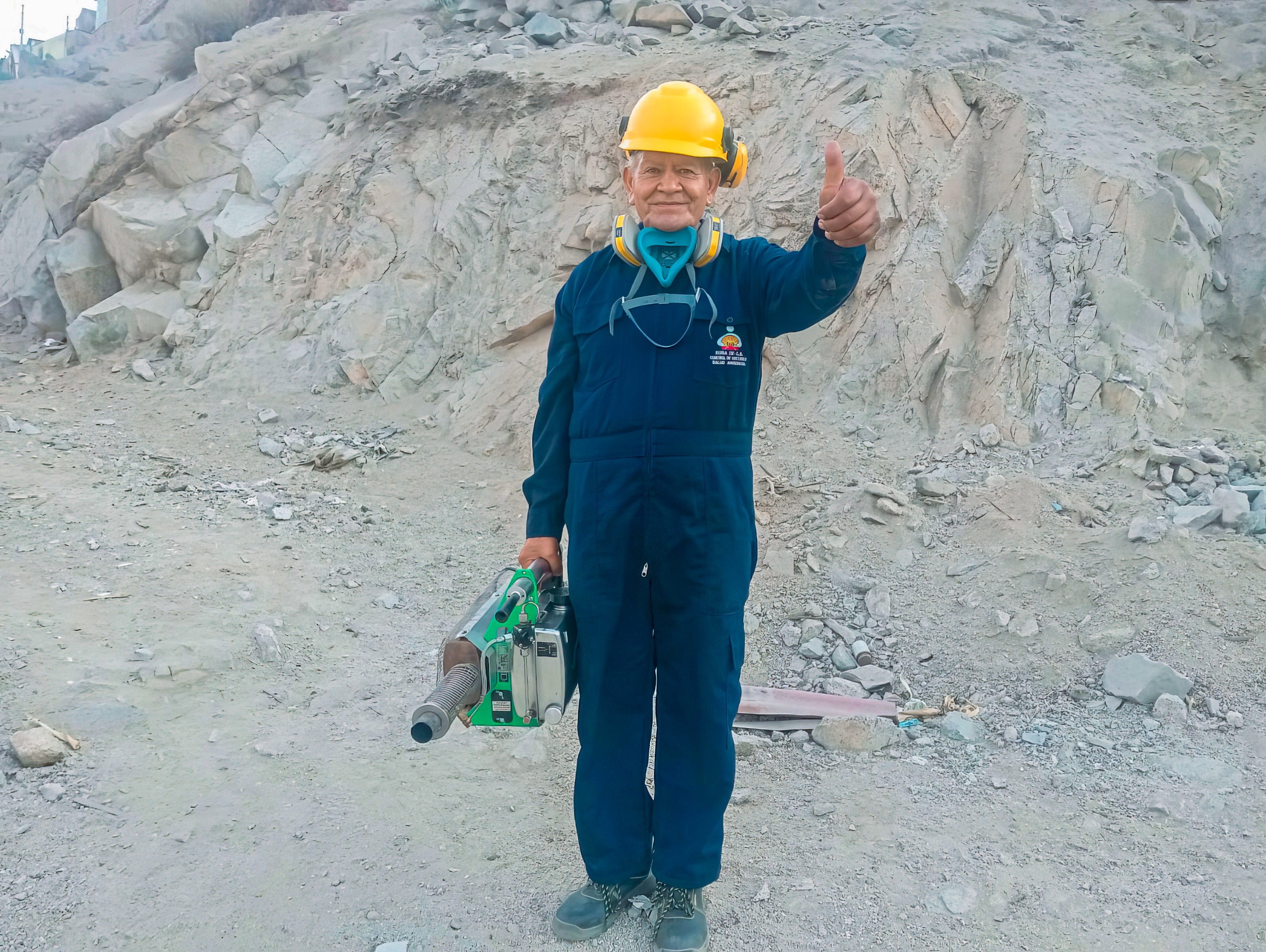 A sus 71 años, combate el dengue fumigando en Lima Este